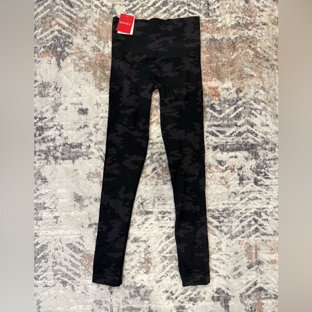 SPANX Encore Black Camouflage Leggings size small NWT